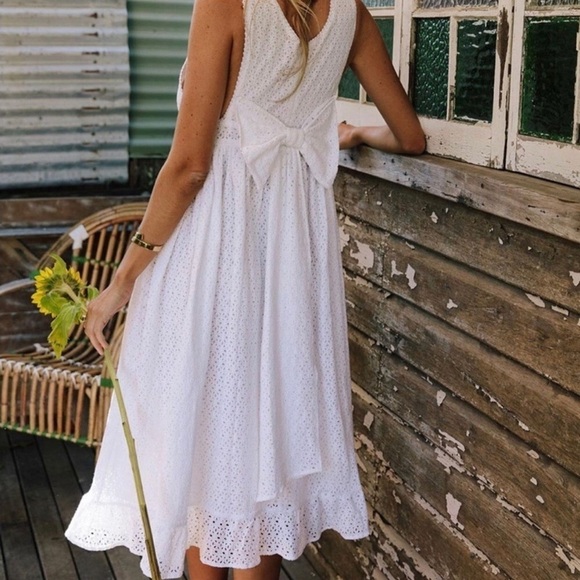 NWT CHASING UNICORNS White Eyelet Back Bow Ruffle V Neck Midi Dress Size Small - Picture 3 of 10